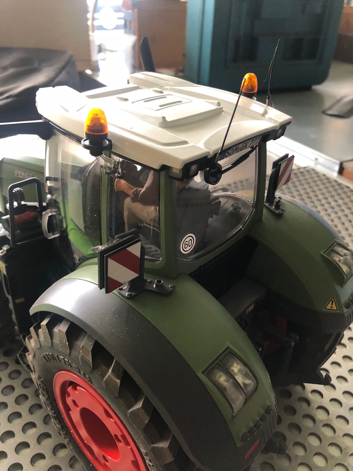 Warnschildhalter für Bruder Fendt 1050 mit Schildern