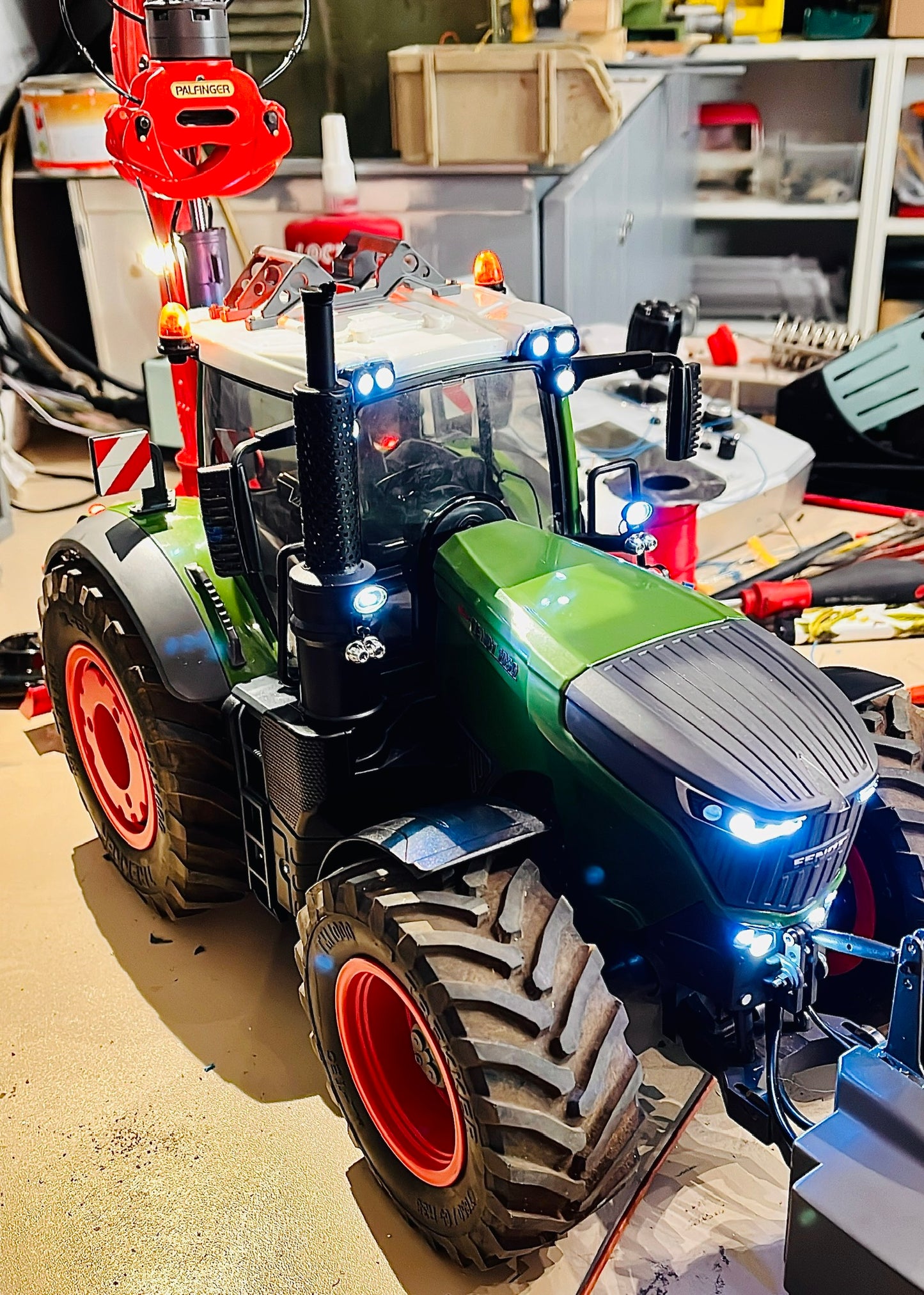 Bruder Fendt 1050 Haube fertig lackiert und beleuchtet